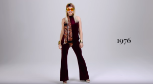 Model als jaren 70 hippie met broek met wijde pijpen en grote zonnebril Stylight