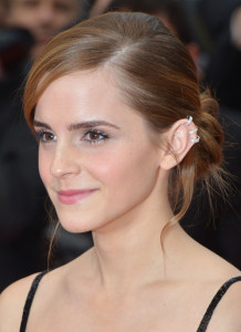 Stylight Emma Watson in zwarte jurk met ear cuff